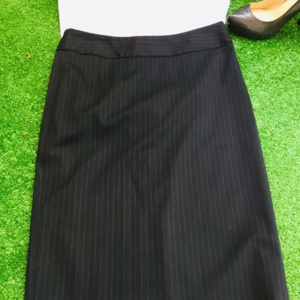 Hugo Boss Elegant black striped skirt second hand